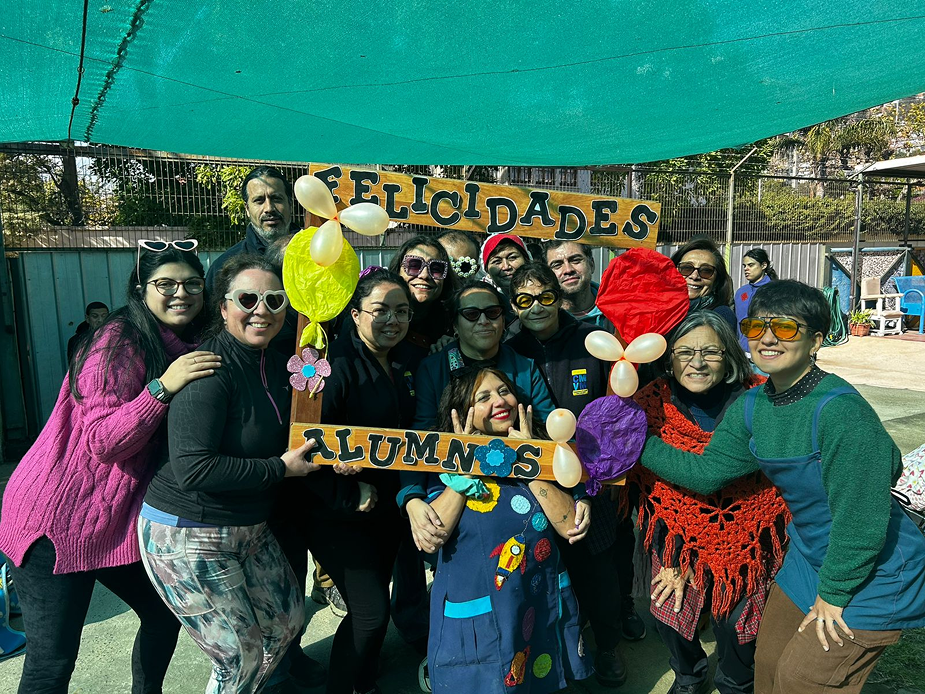 Personas celebrando en Instituto Antonio Vicente Mosquete con decoraciones alegres y expresión de felicidad.
